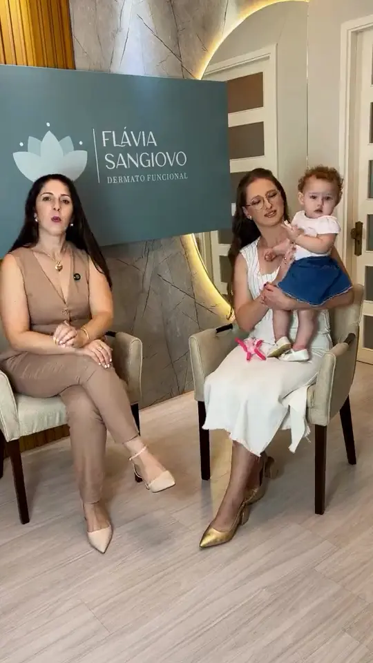 Charlene dando o depoimento no consultório, diante do painel verde da marca